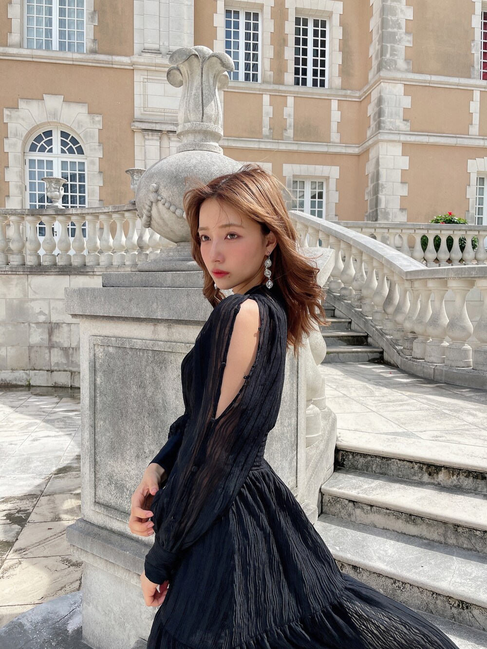 ブラック系のワンピースを着用したレディースの秋コーディネートの3枚目の写真