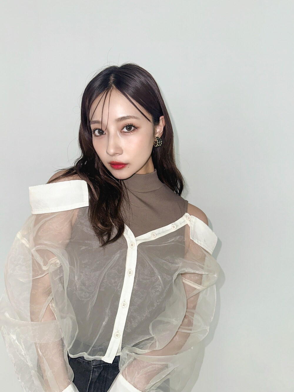 ブラウン系のその他トップスを着用したレディースの秋コーディネートの3枚目の写真