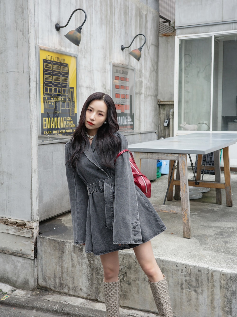 ブラック系のワンピースを着用したレディースの夏コーディネートの2枚目の写真