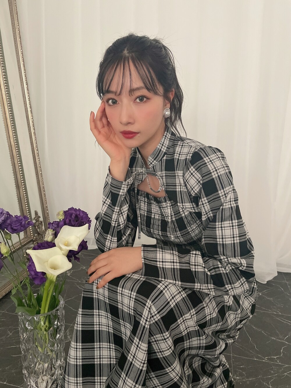 ブラック系のワンピースを着用したレディースの冬コーディネートの2枚目の写真