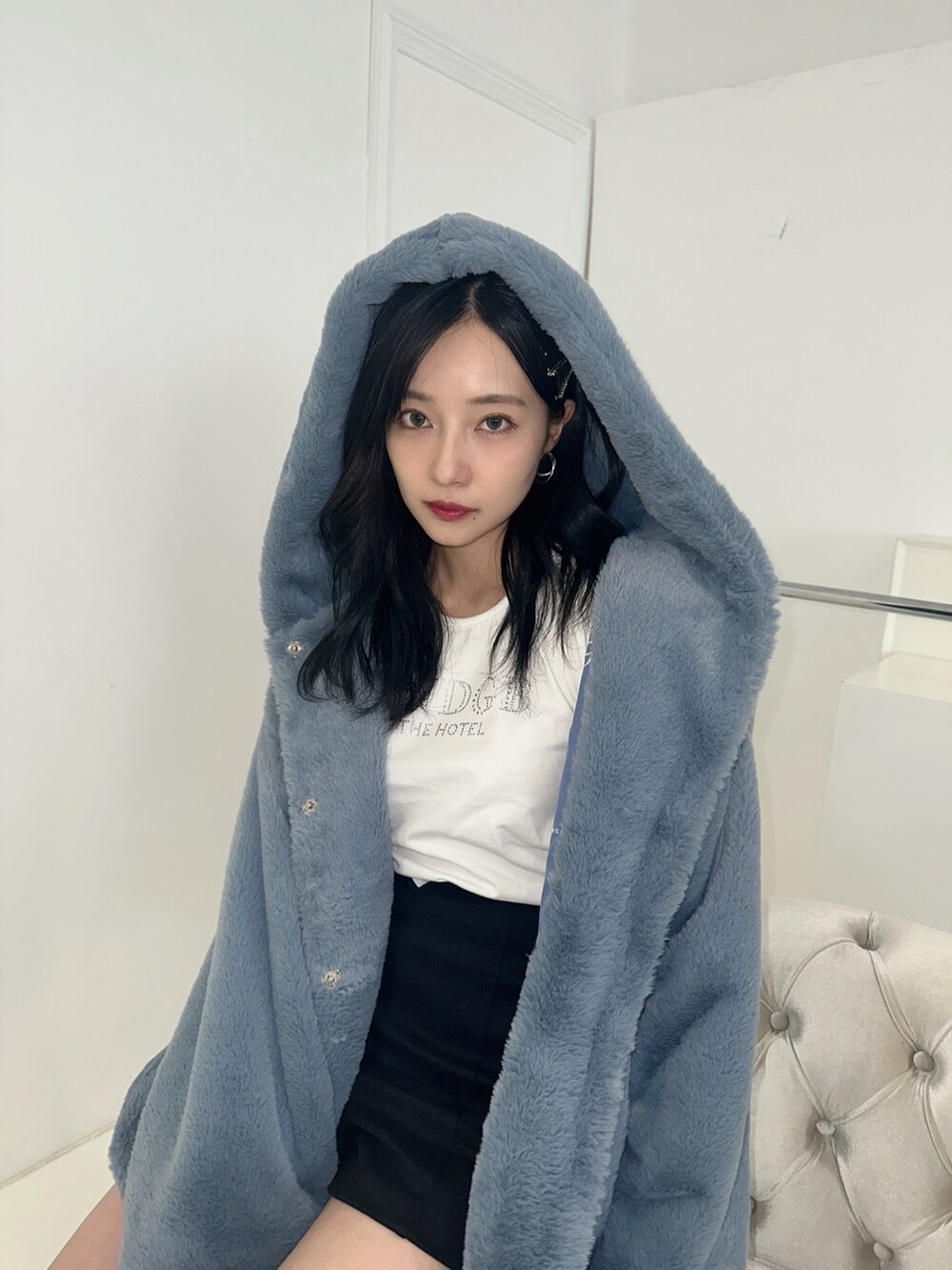 ホワイト系のTシャツ/カットソー、ホワイト系のその他アウターを着用したレディースの冬コーディネートの2枚目の写真