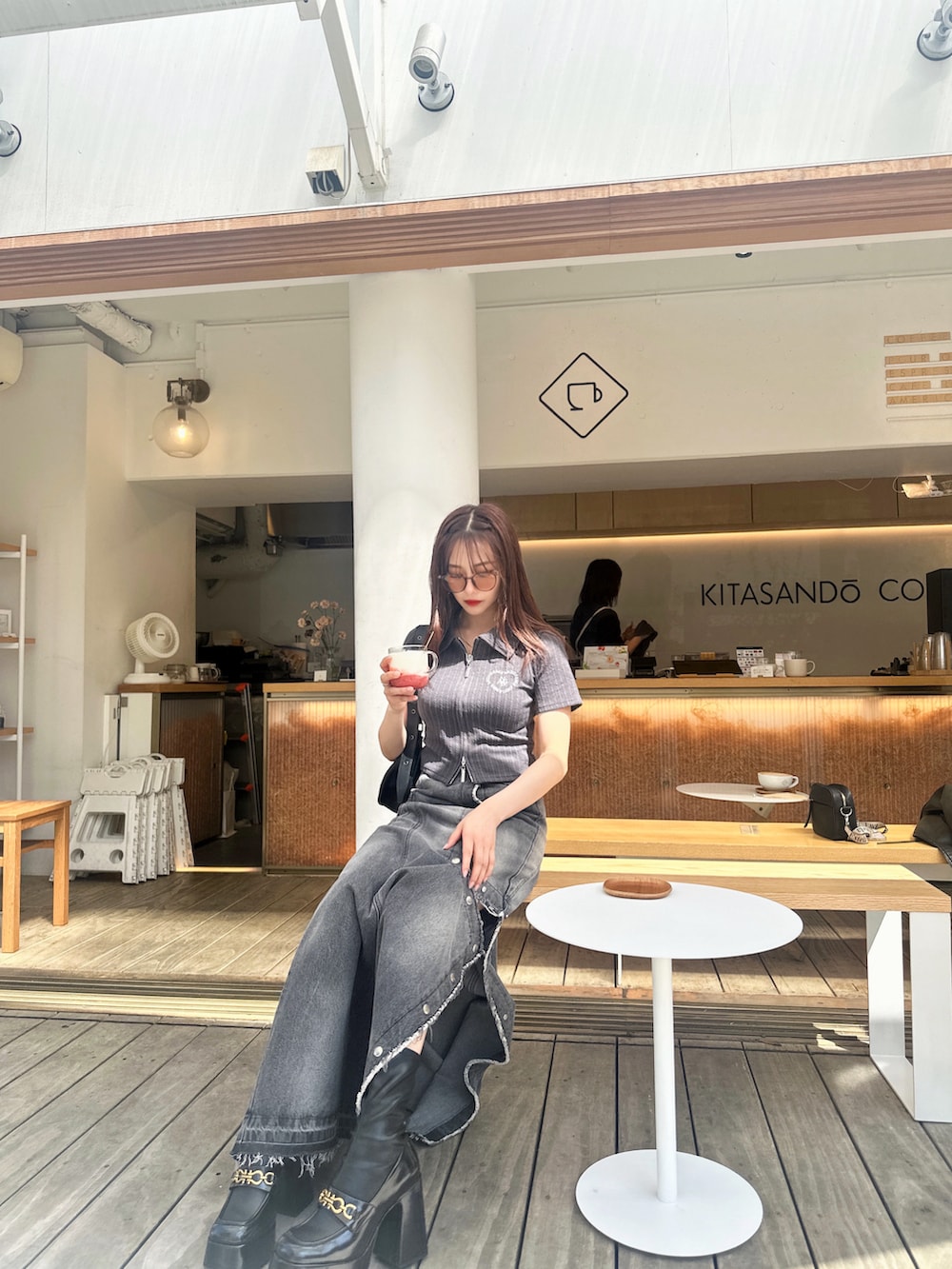 グレー系のその他トップス、ブラック系のスカートを着用したレディースの夏コーディネートの4枚目の写真