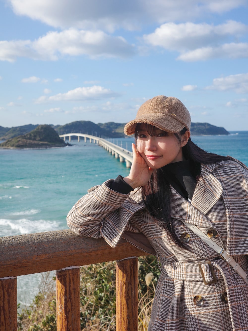 ホワイト系のバックパック/リュックを着用したレディースの春コーディネートの4枚目の写真