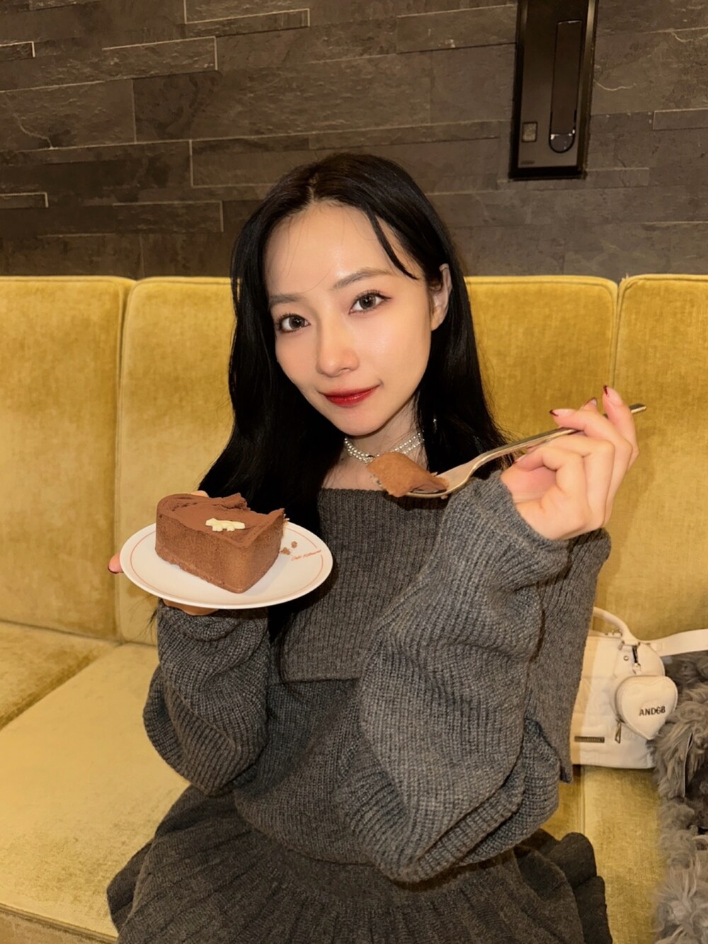 グレー系のワンピースを着用したレディースの夏コーディネートの2枚目の写真