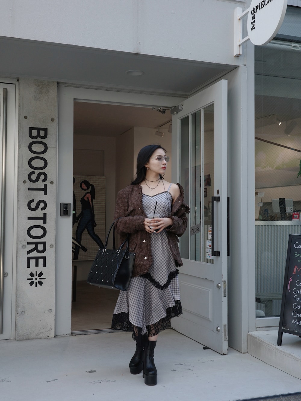 グレー系のワンピース、ブラック系のトートバッグ、ブラウン系のその他アウターを着用したレディースの夏コーディネートの4枚目の写真