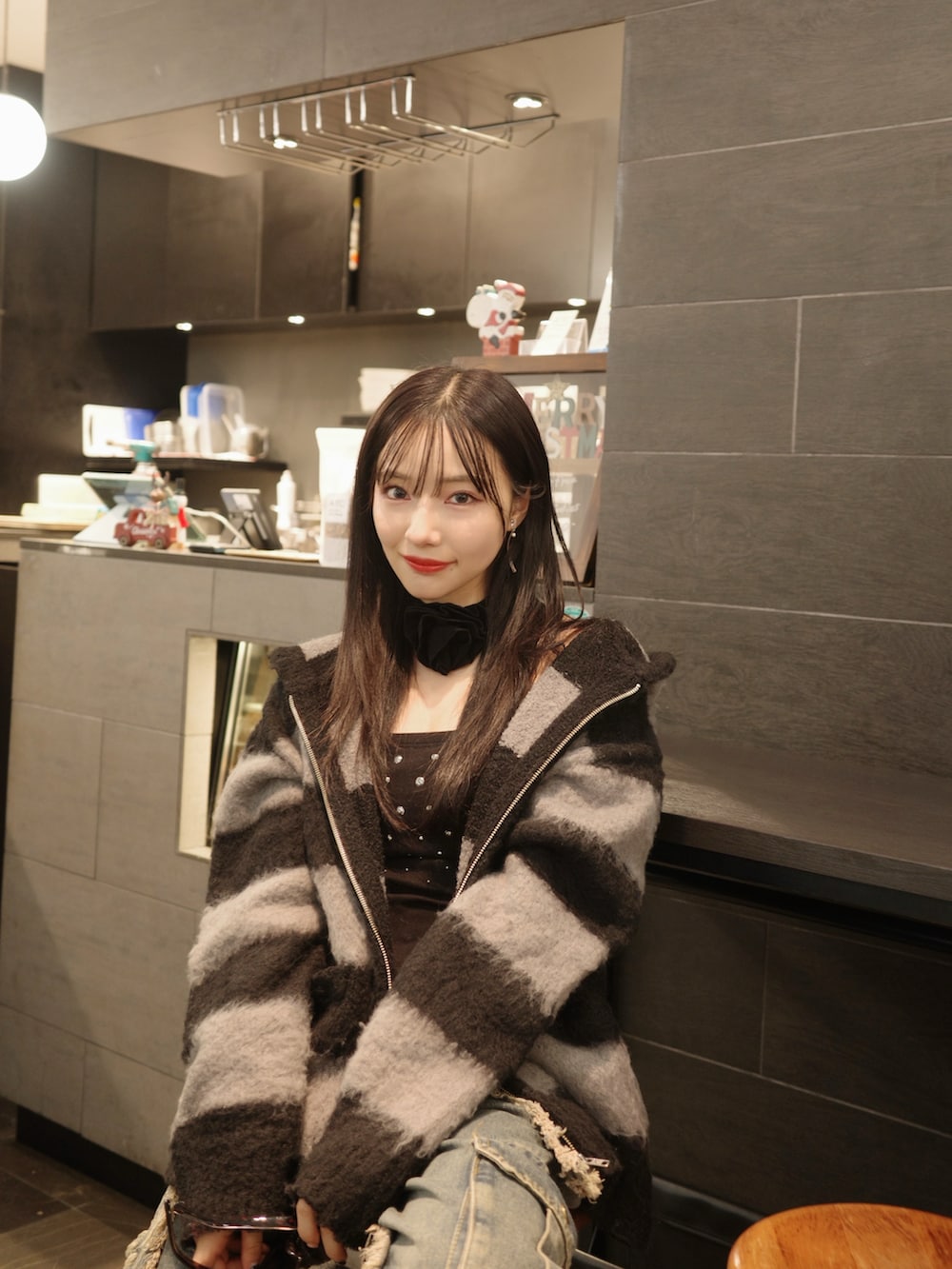 ブラック系のニット/セーターを着用したレディースの春コーディネートの3枚目の写真