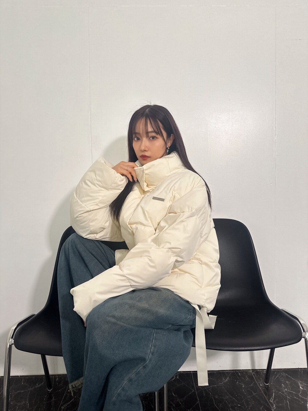 ホワイト系のダウンジャケット/コートを着用したレディースの冬コーディネートの2枚目の写真