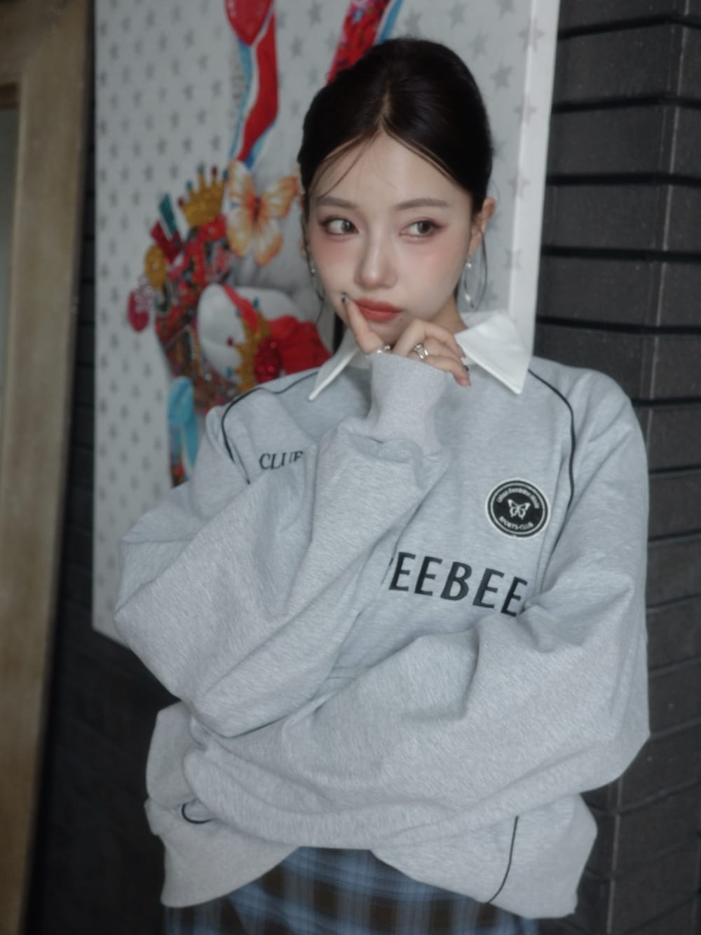 ホワイト系のその他トップス、ブルー系のスカートを着用したレディースの秋コーディネートの4枚目の写真