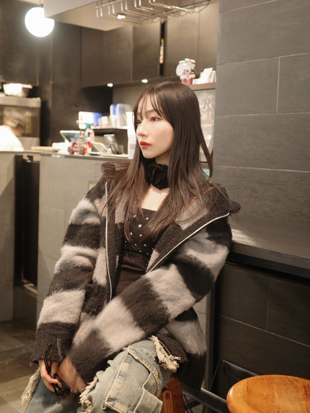 ブラック系のニット/セーターを着用したレディースの春コーディネートの4枚目の写真