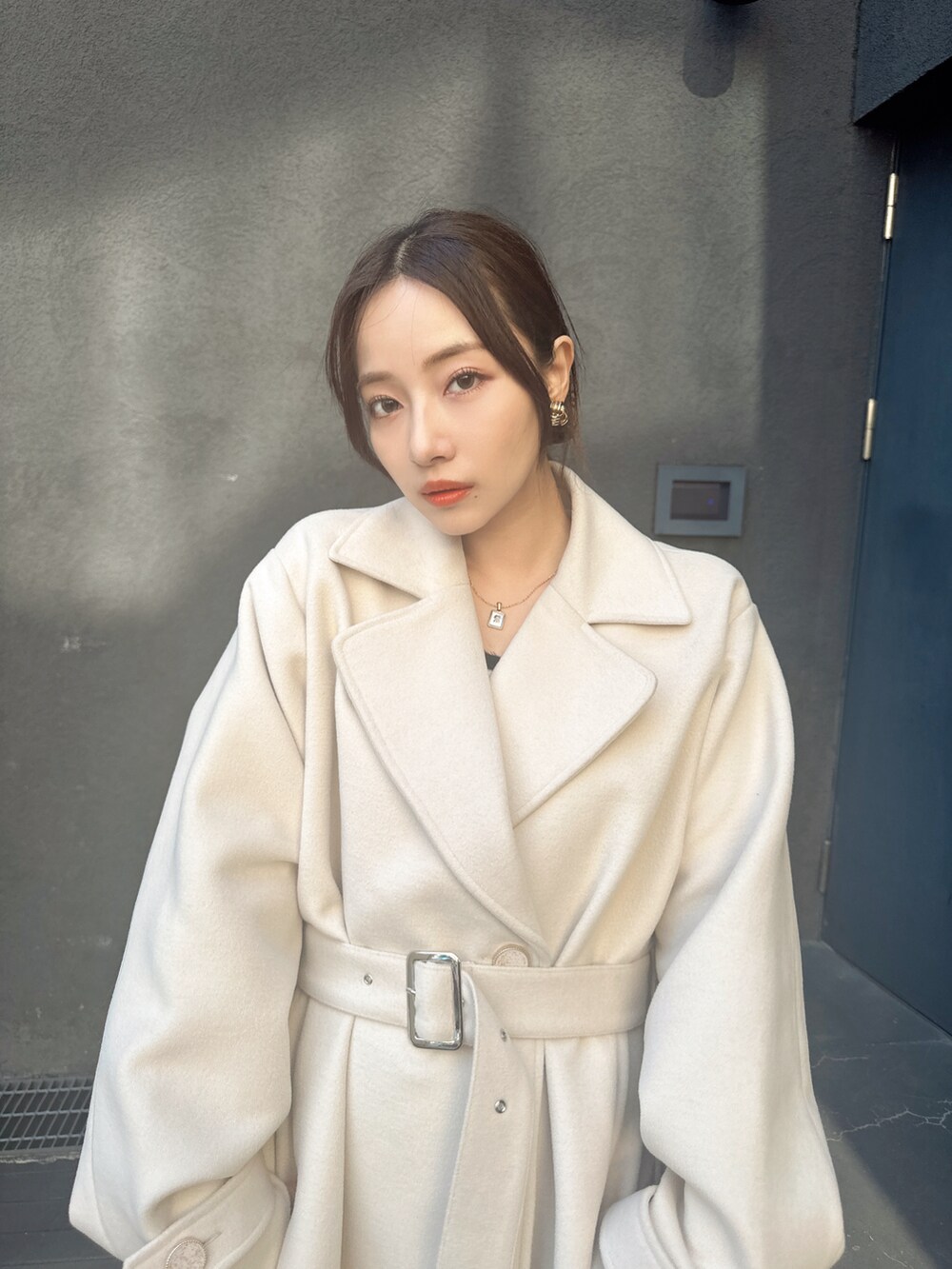 ベージュ系のダウンジャケット/コートを着用したレディースの冬コーディネートの4枚目の写真