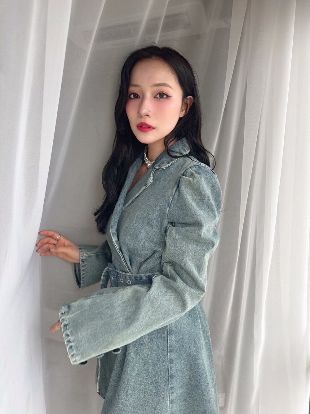 ブルー系のワンピースを着用したレディースの春コーディネートの3枚目の写真