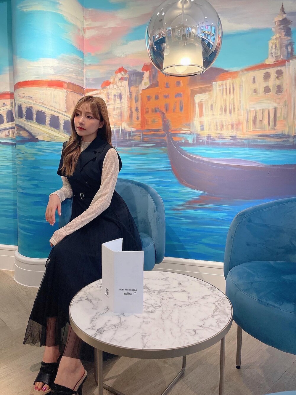 ブラック系のワンピース、ホワイト系のその他トップスを着用したレディースの秋コーディネートの4枚目の写真