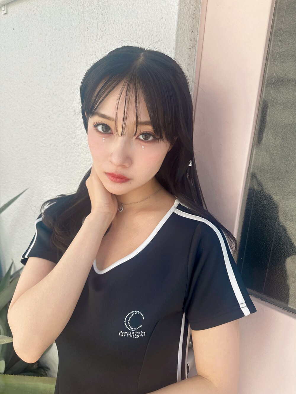 ブラック系のワンピースを着用したレディースの春コーディネートの5枚目の写真