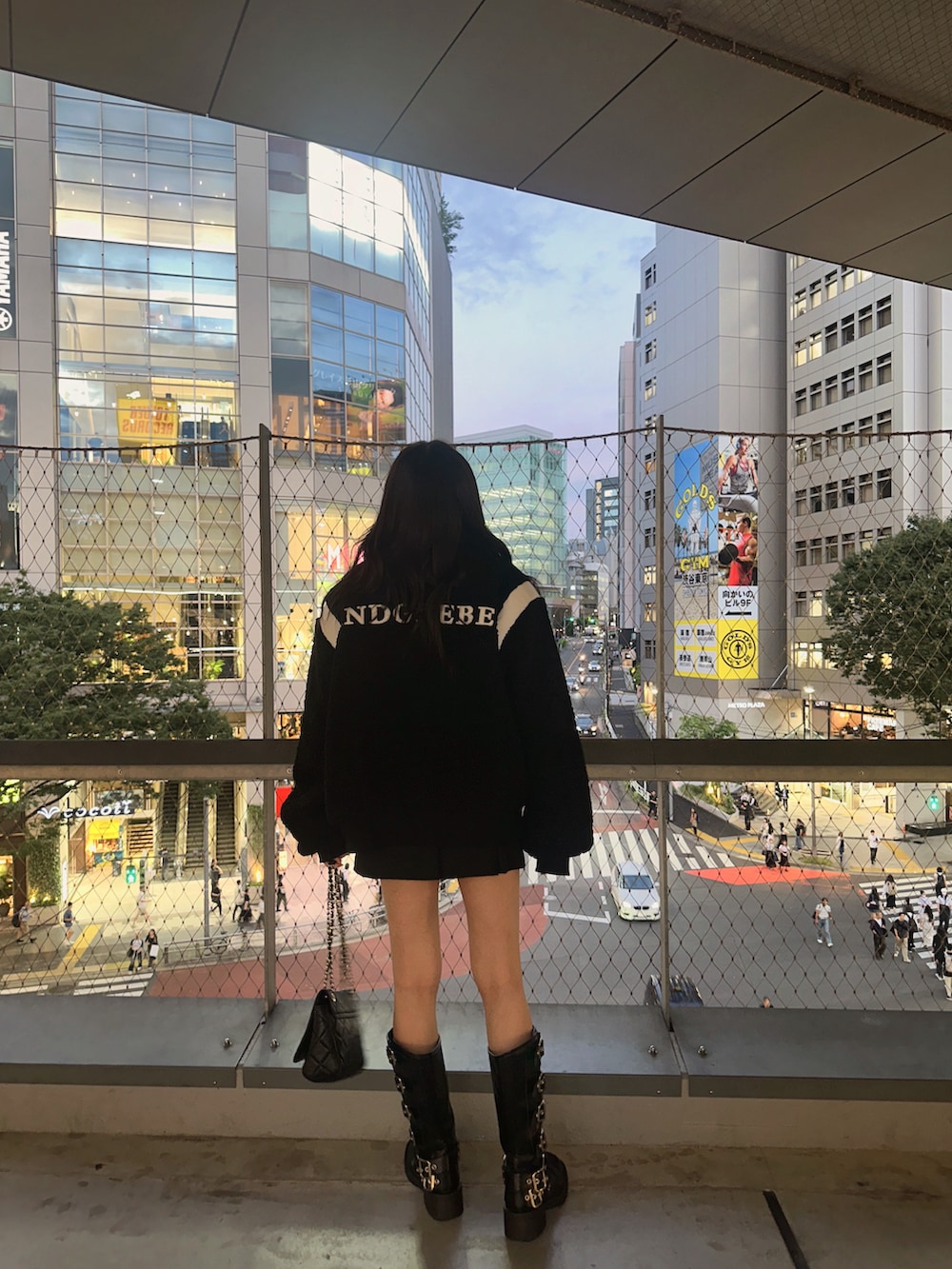 ブラック系のスタジャン、ホワイト系のニット/セーターを着用したレディースの冬コーディネートの2枚目の写真