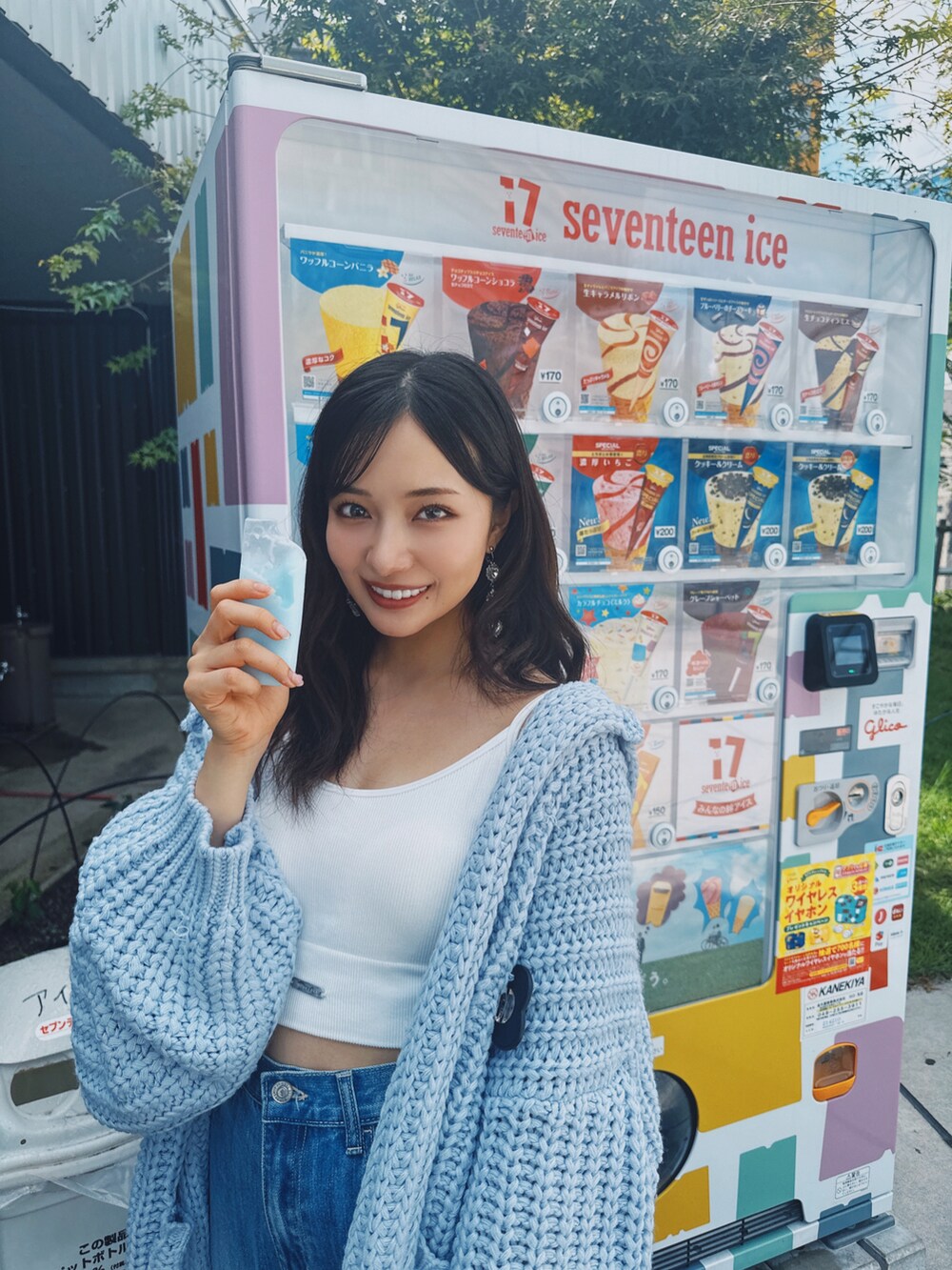ブルー系のデニムパンツを着用したレディースの冬コーディネートの3枚目の写真