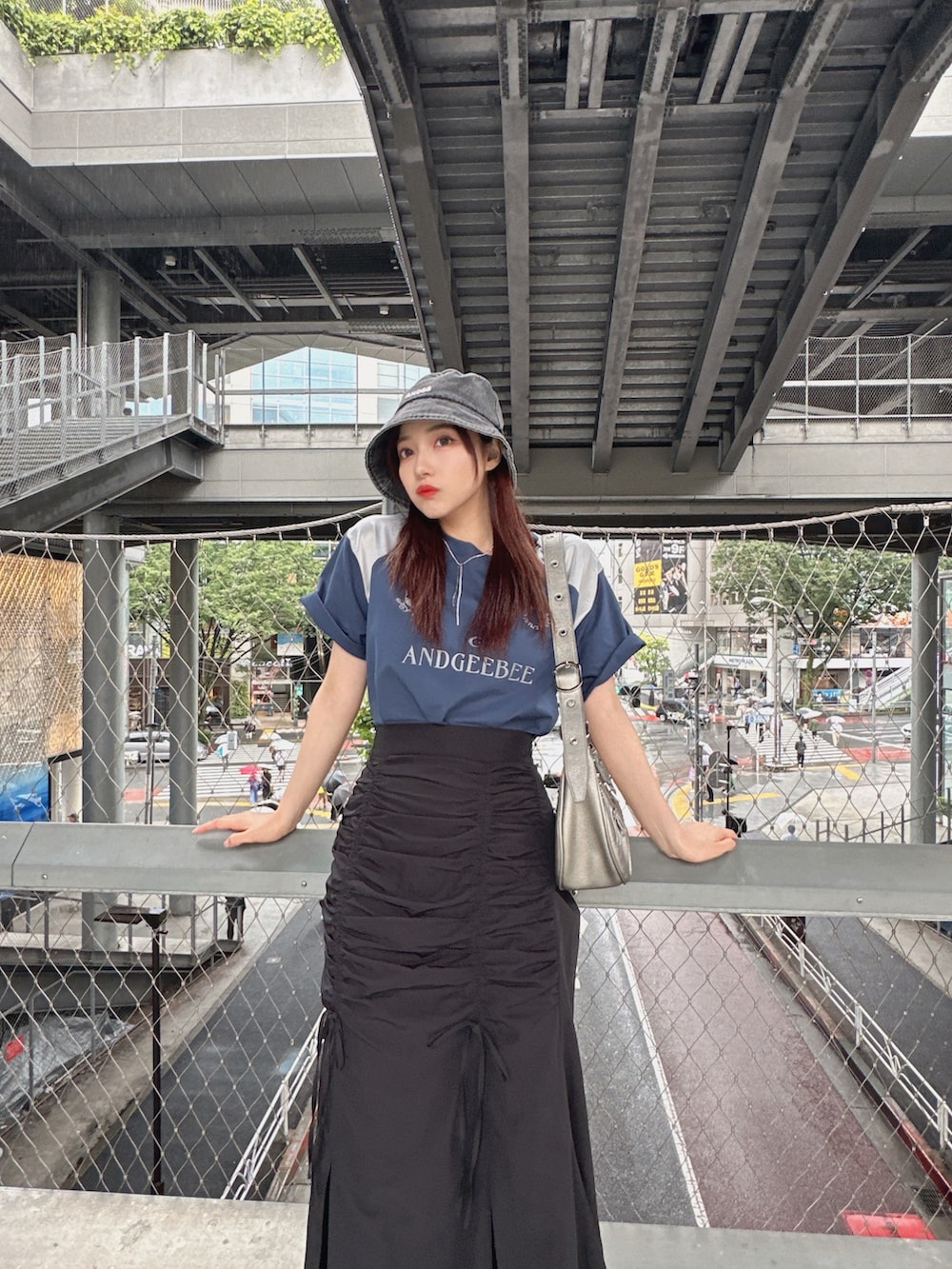 「アウトドアスタイル、秋コーデ、休日スタイル、秋服コーデ、今日のコーデ、カジュアルガーリー、Tシャツコーデ、ゆるコーデ、スカートスタイル、ANDGEEBEE、バケットハット」｜「ANDGEEBEEのUNISEX ユニフォームロゴTシャツ（Tシャツ/カットソー、ブルー系）」を使った、村瀬紗英さん（レディース・159cm）の秋コーディネートの3枚目の写真