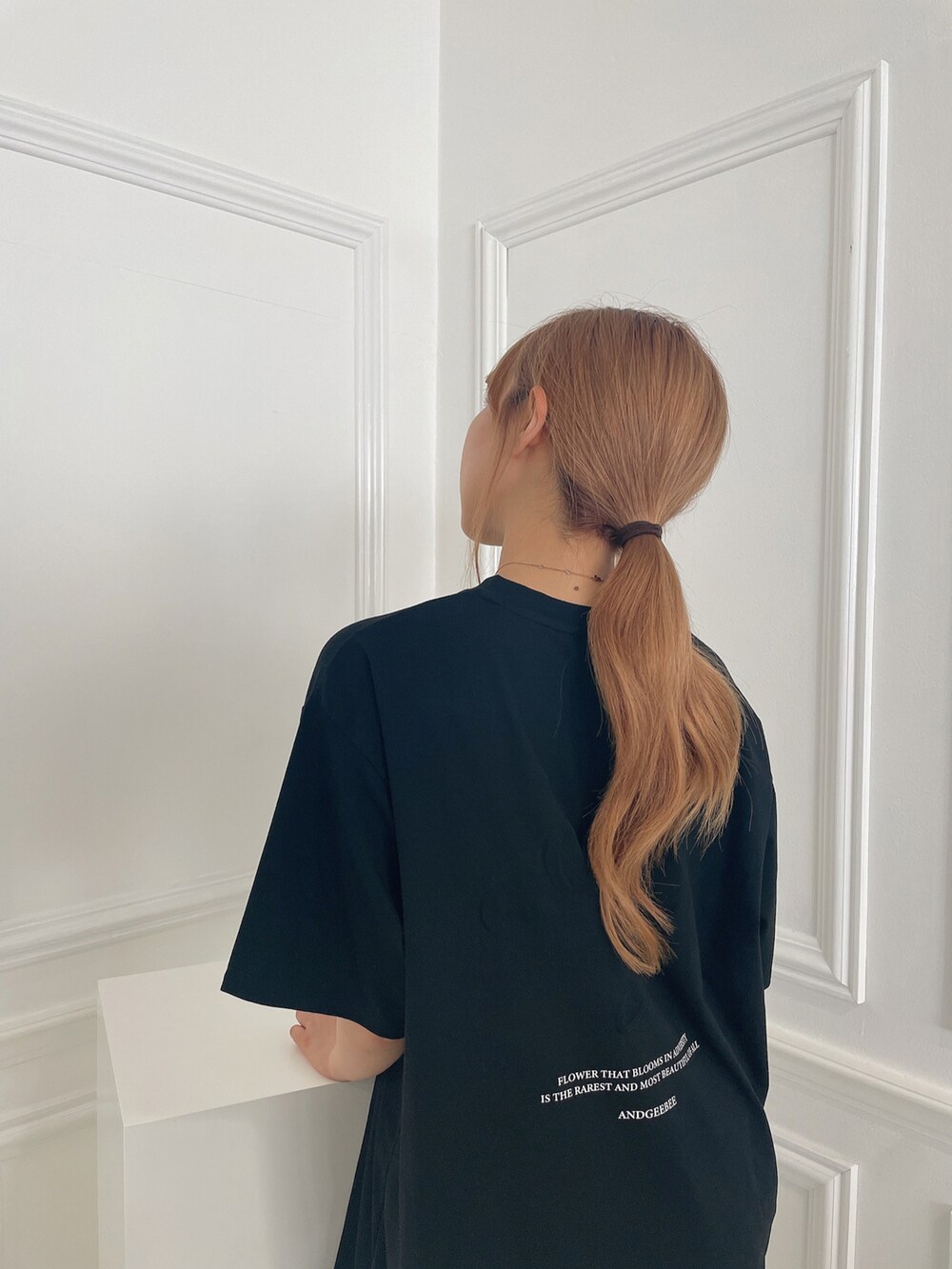 ブラック系のTシャツ/カットソーを着用したレディースの秋コーディネートの2枚目の写真