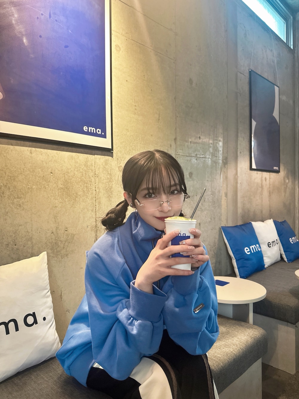 ブルー系のスウェット、ブラック系のパンツを着用したレディースの夏コーディネートの5枚目の写真