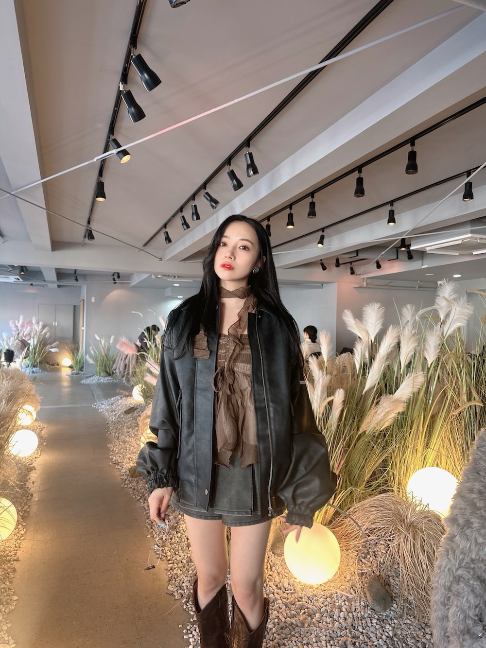 ブラック系のブルゾン、ブラック系のショルダーバッグを着用したレディースの春コーディネートの4枚目の写真