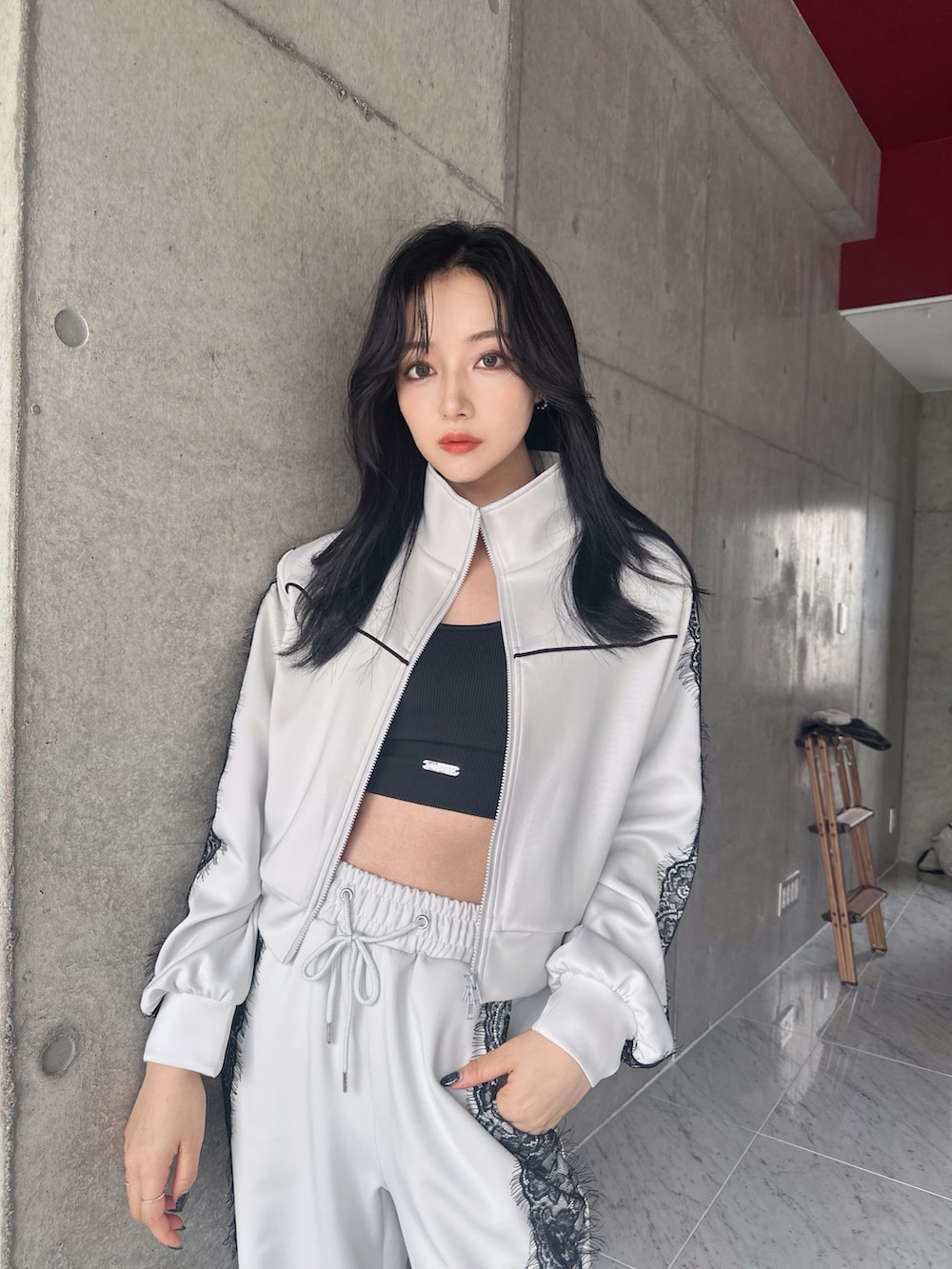 グレー系のジャージ、グレー系のその他パンツを着用したレディースの秋コーディネートの4枚目の写真