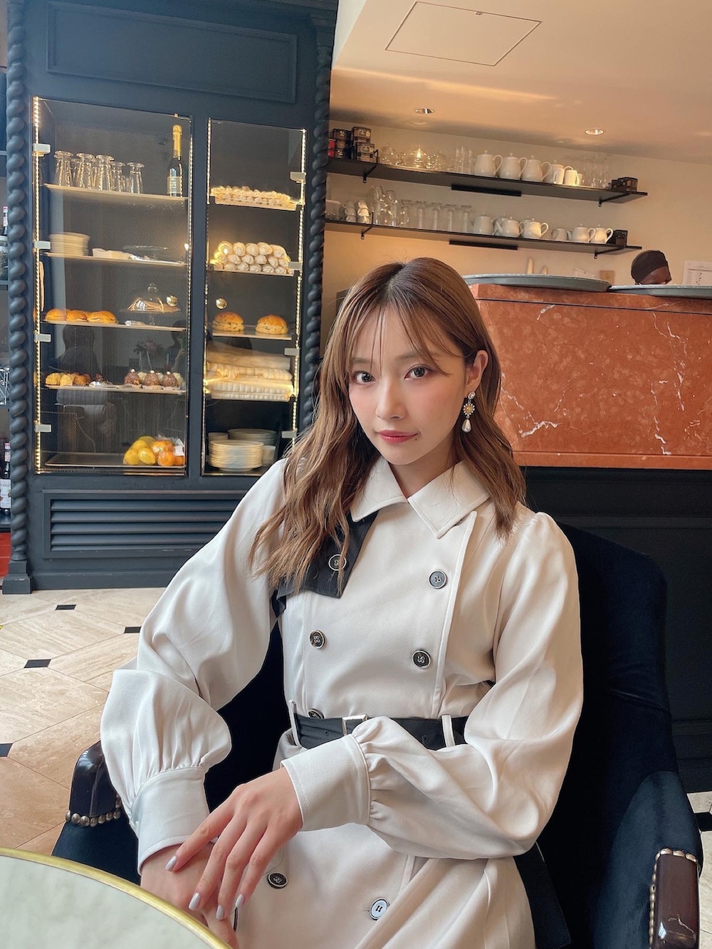 ホワイト系のワンピースを着用したレディースの冬コーディネートの3枚目の写真