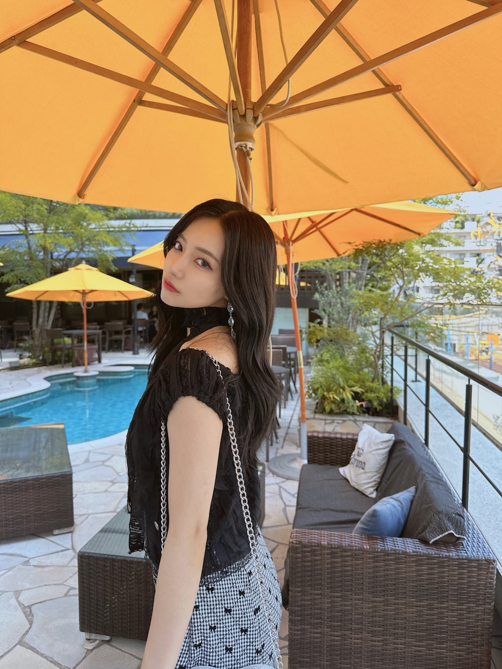 ホワイト系のその他パンツ、シルバー系のショルダーバッグ、ブラック系のトップスを着用したレディースの秋コーディネートの2枚目の写真