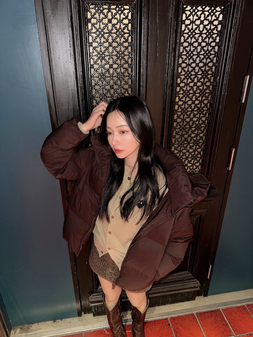 ブラウン系のジャケット/アウターを着用したレディースの冬コーディネートの2枚目の写真