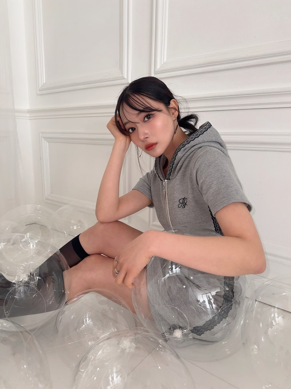「アウトドアスタイル、夏服コーデ、今日のコーデ、オトナカワイイ、オトナカジュアル、スウェットワンピース、ootd、outfit、ミニワンピ、ANDGEEBEE」｜「ANDGEEBEEのレースラインフーディワンピ（ワンピース、グレー系）」を使った、村瀬紗英さん（レディース・159cm）の夏コーディネートの2枚目の写真