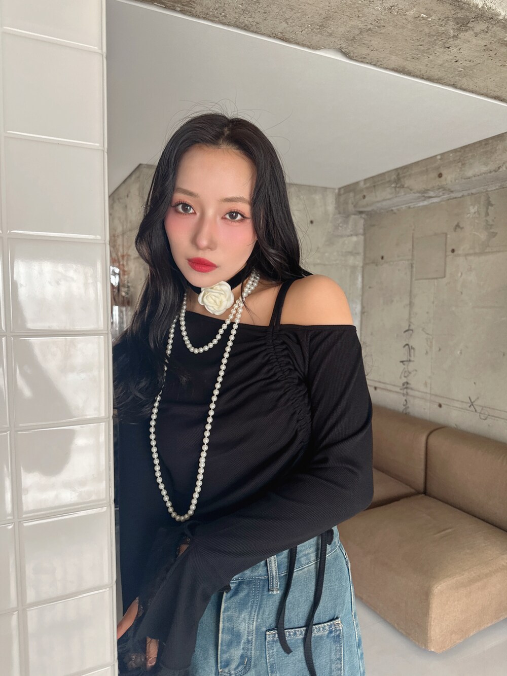 ブラック系のTシャツ/カットソーを着用したレディースの春コーディネートの2枚目の写真