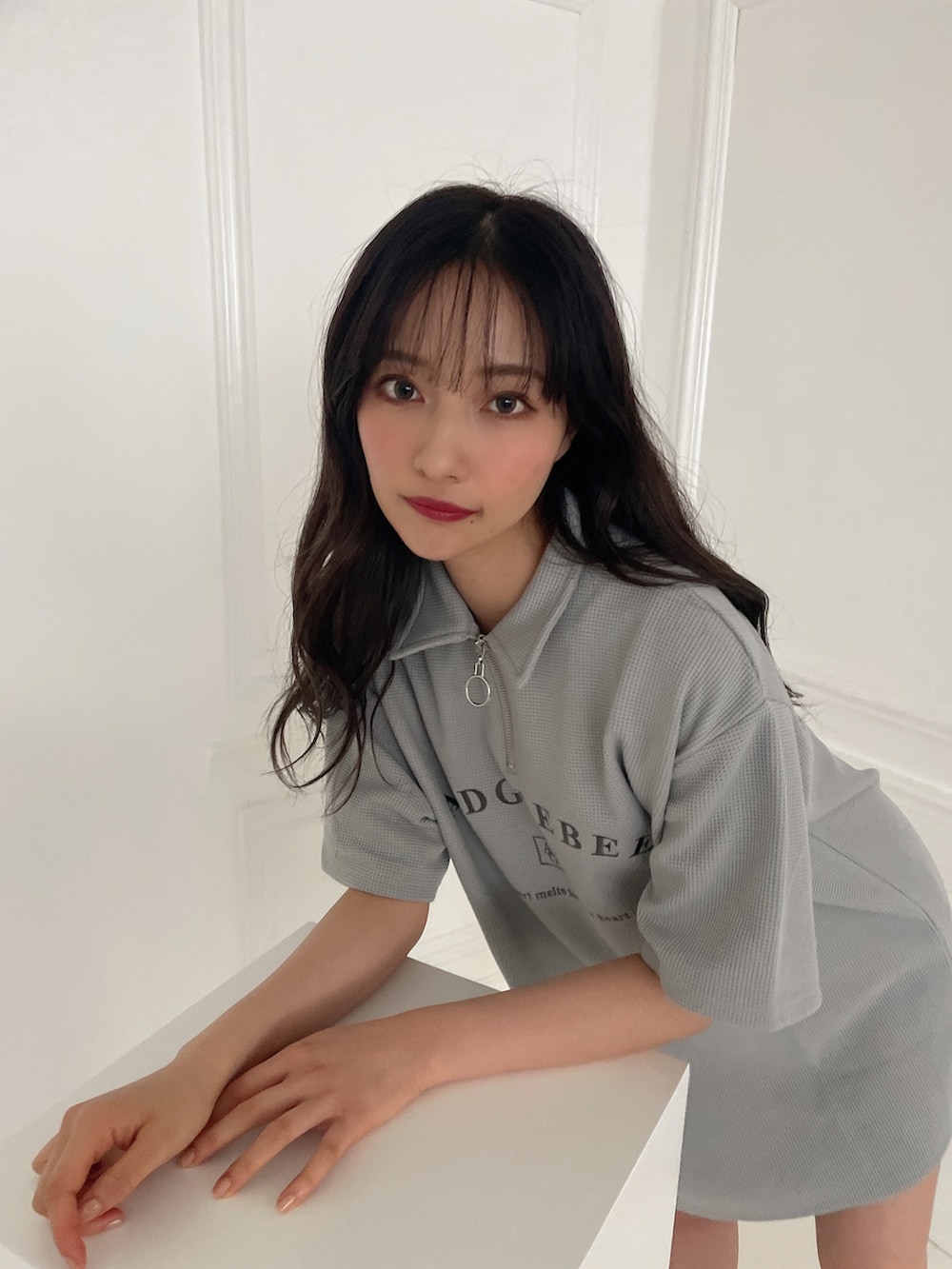 グリーン系のTシャツ/カットソーを着用したレディースの夏コーディネートの2枚目の写真