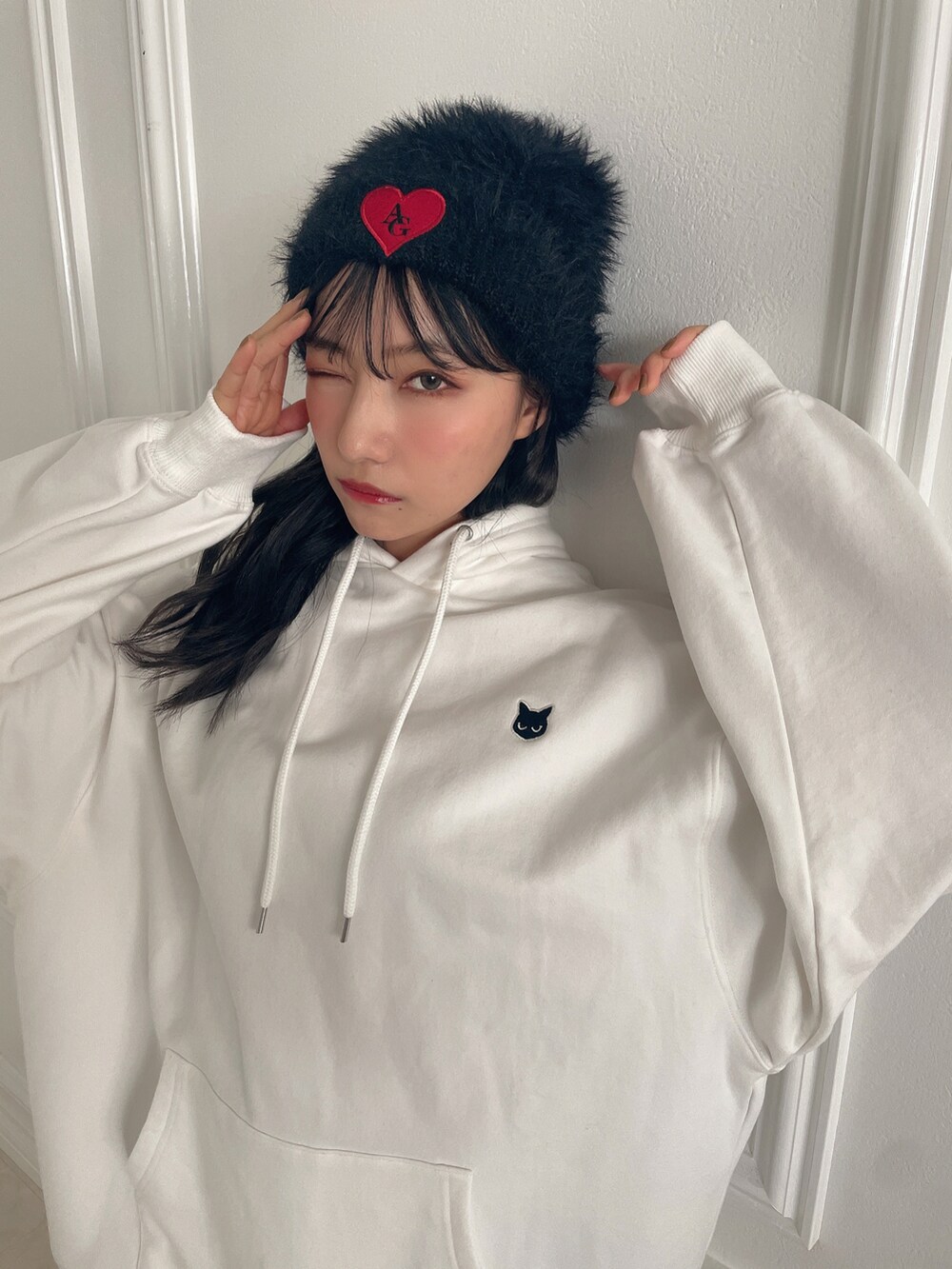 ブラック系のパーカー、ブラック系のニットキャップ/ビーニーを着用したレディースの冬コーディネートの4枚目の写真