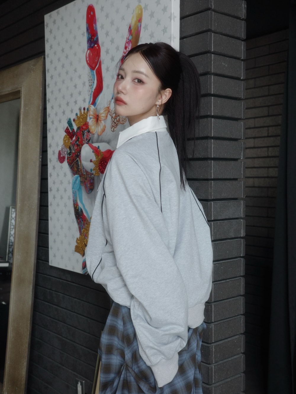 ホワイト系のその他トップス、ブルー系のスカートを着用したレディースの秋コーディネートの2枚目の写真