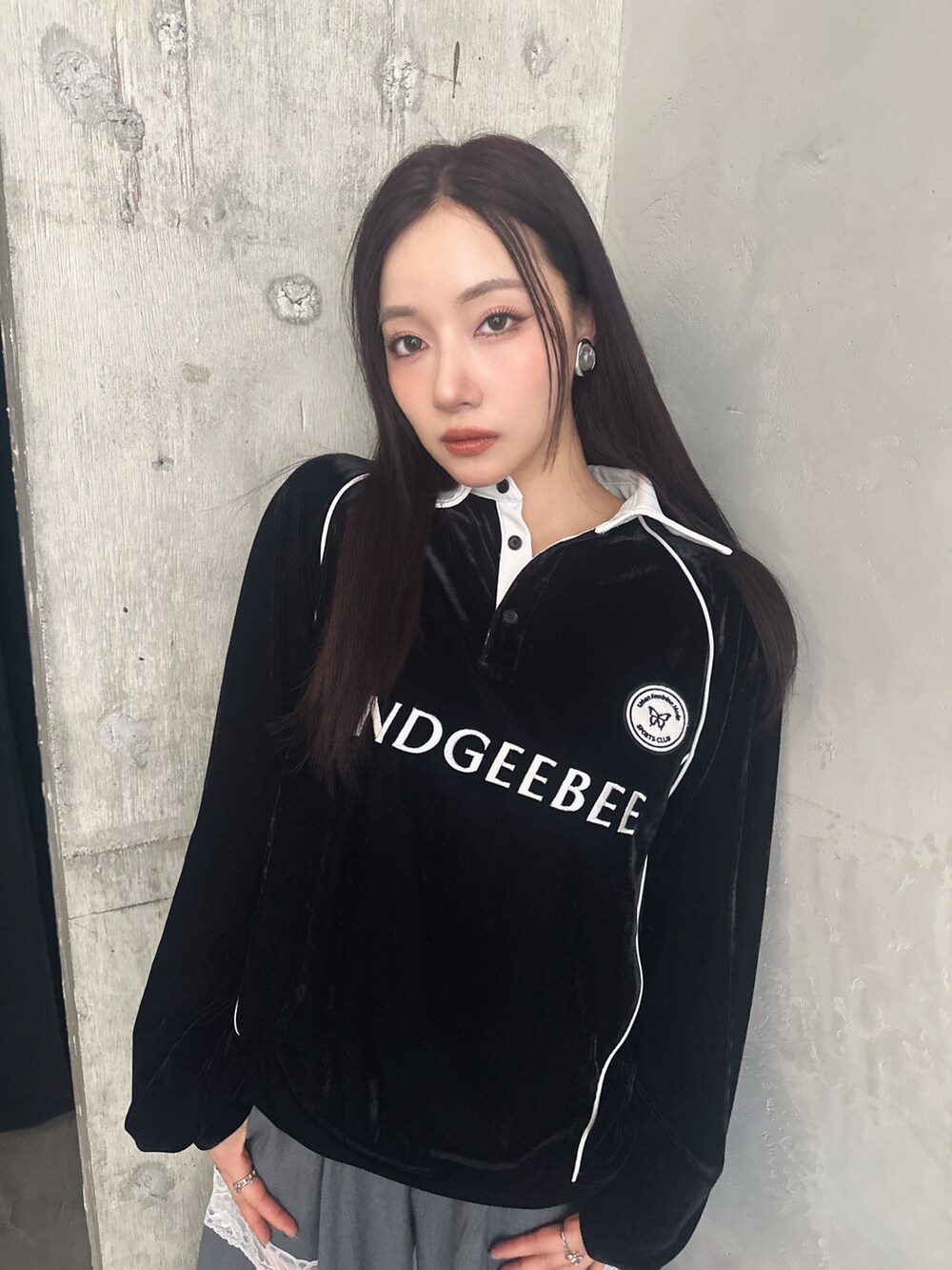 ブラック系のその他トップス、グレー系のスラックスを着用したレディースの秋コーディネートの2枚目の写真