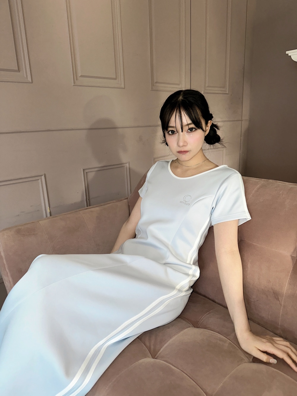 ブルー系のワンピースを着用したレディースの春コーディネートの2枚目の写真