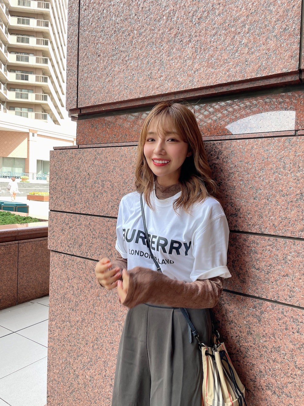 ブラウン系のその他トップス、グレー系のその他パンツ、ブラック系のサンダルを着用したレディースの秋コーディネートの2枚目の写真