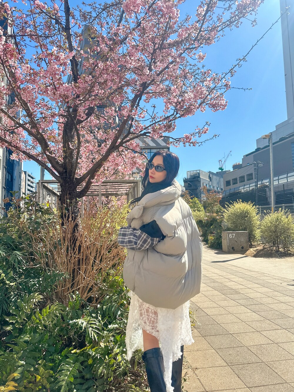 ホワイト系のスカート、ブラック系のTシャツ/カットソーを着用したレディースの夏コーディネートの5枚目の写真