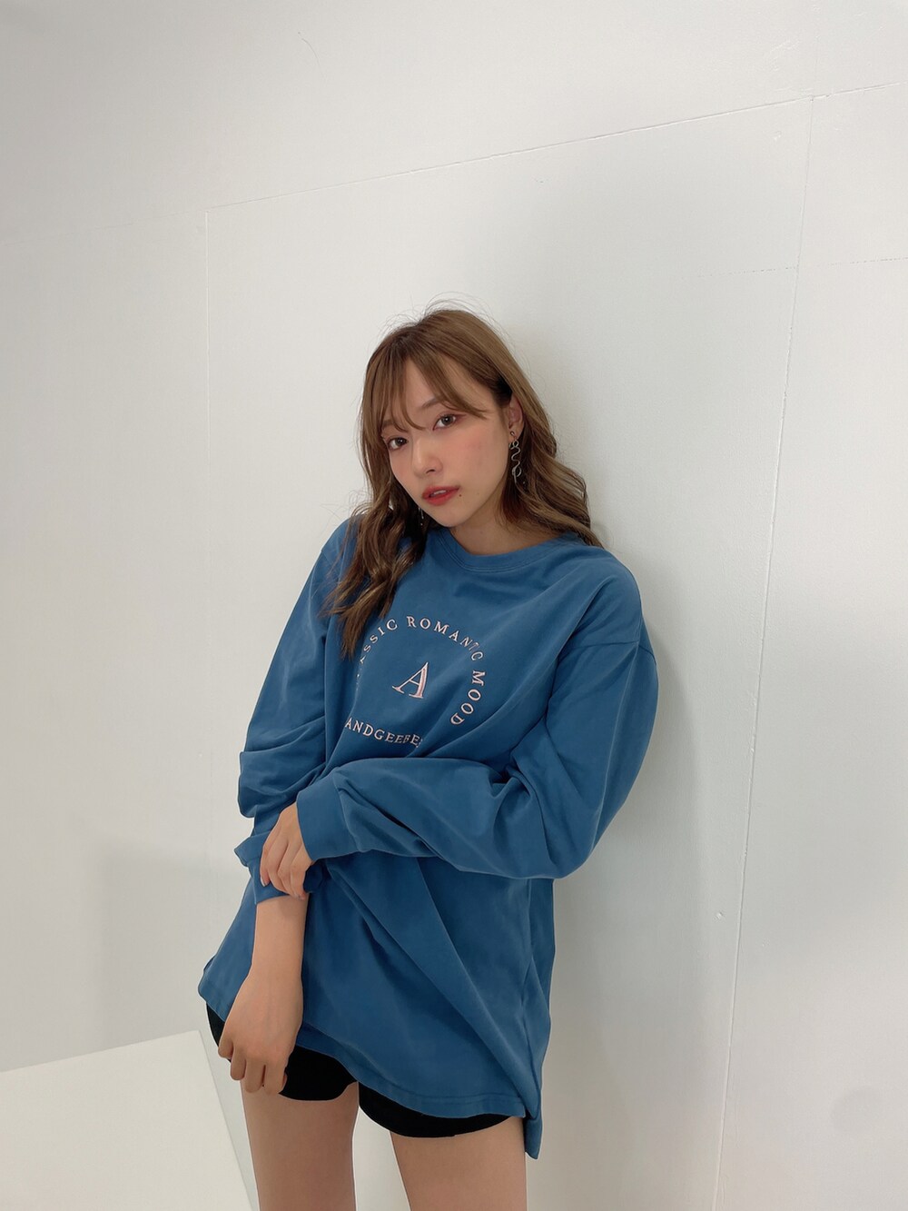 ブラック系のTシャツ/カットソーを着用したレディースの秋コーディネートの2枚目の写真