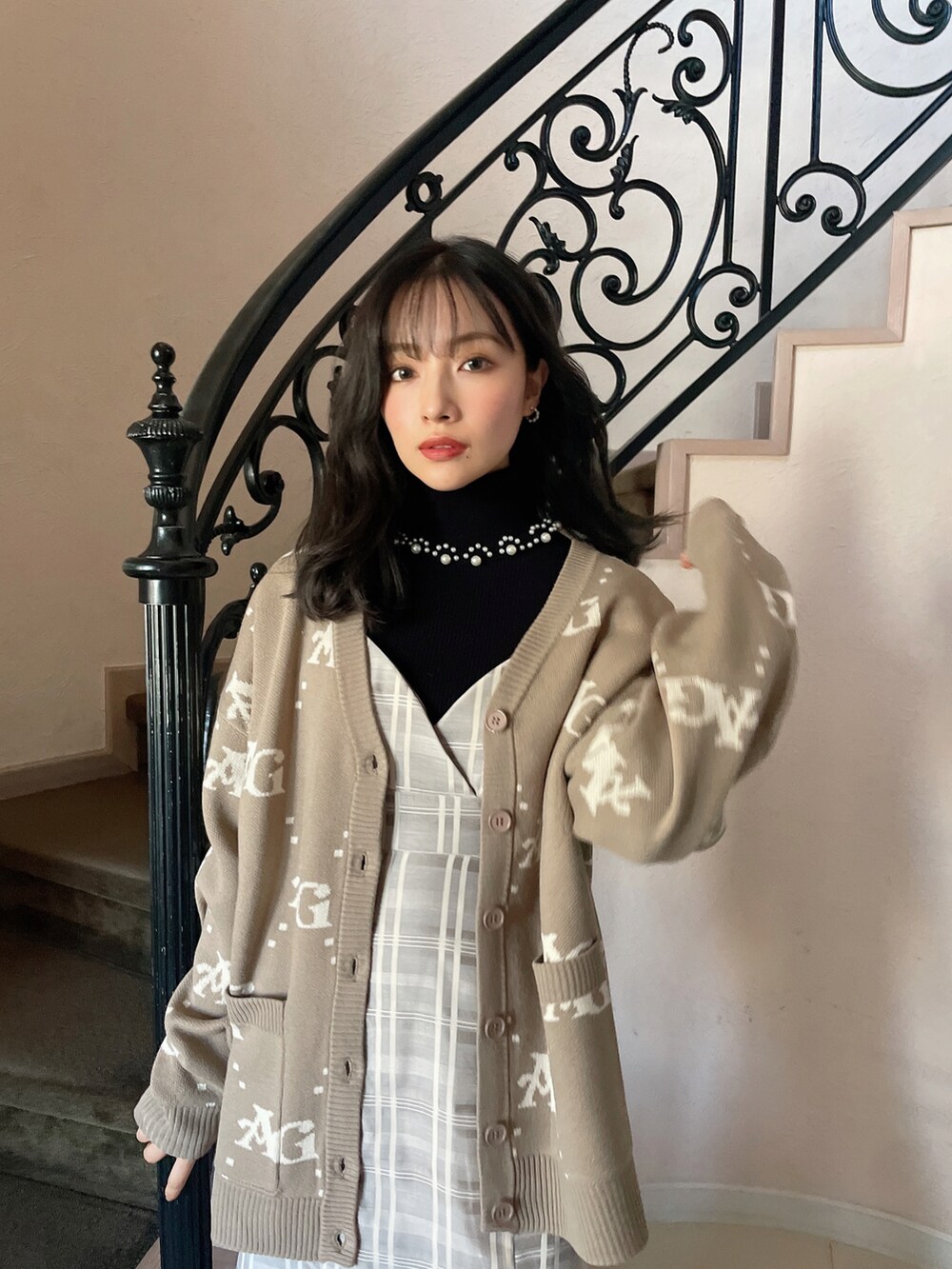 ブラック系のワンピース、ブラウン系のカーディガン/ボレロ、ブラック系のニット/セーターを着用したレディースの春コーディネートの4枚目の写真