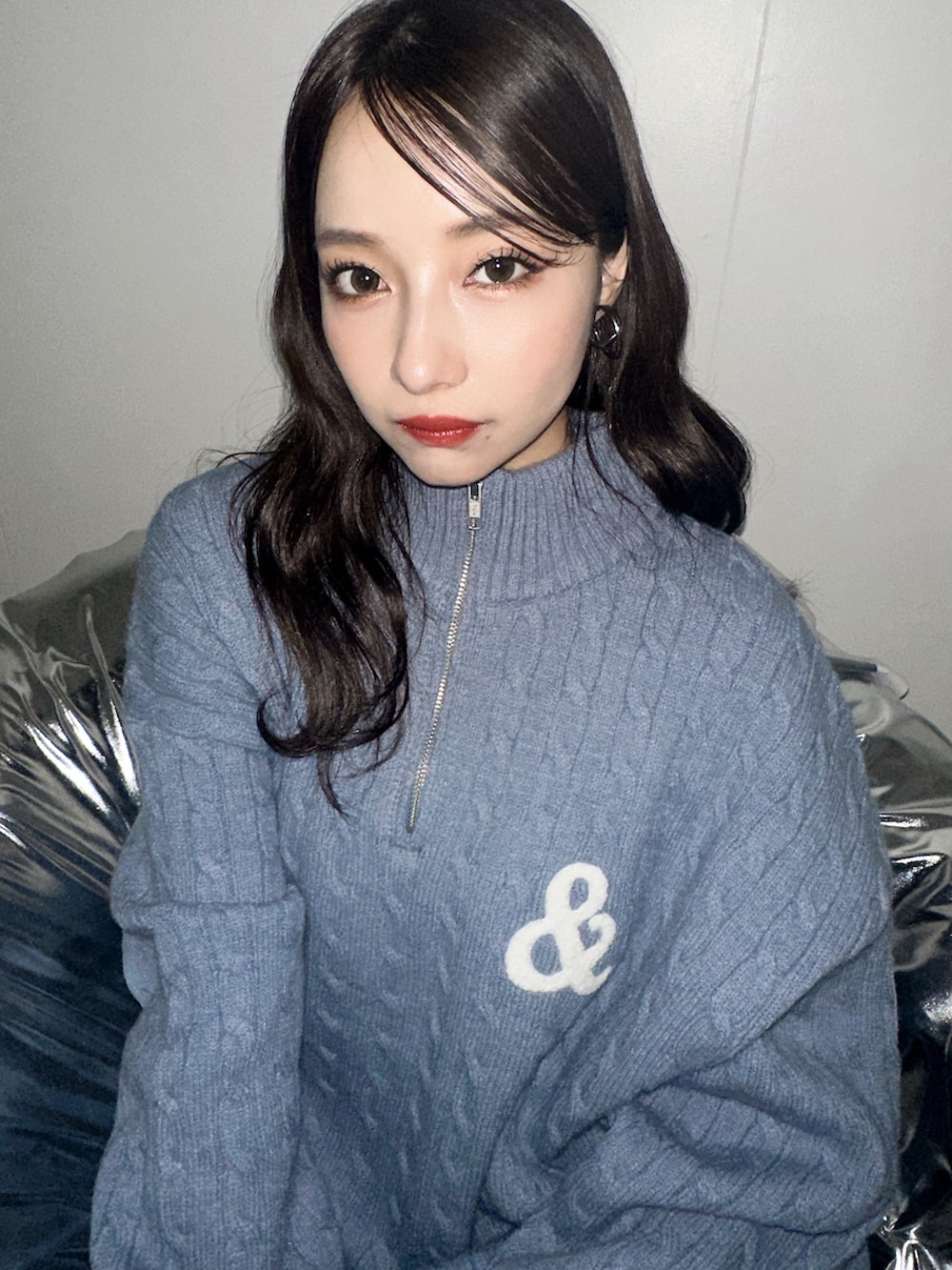 ブルー系のニット/セーターを着用したレディースの冬コーディネートの3枚目の写真