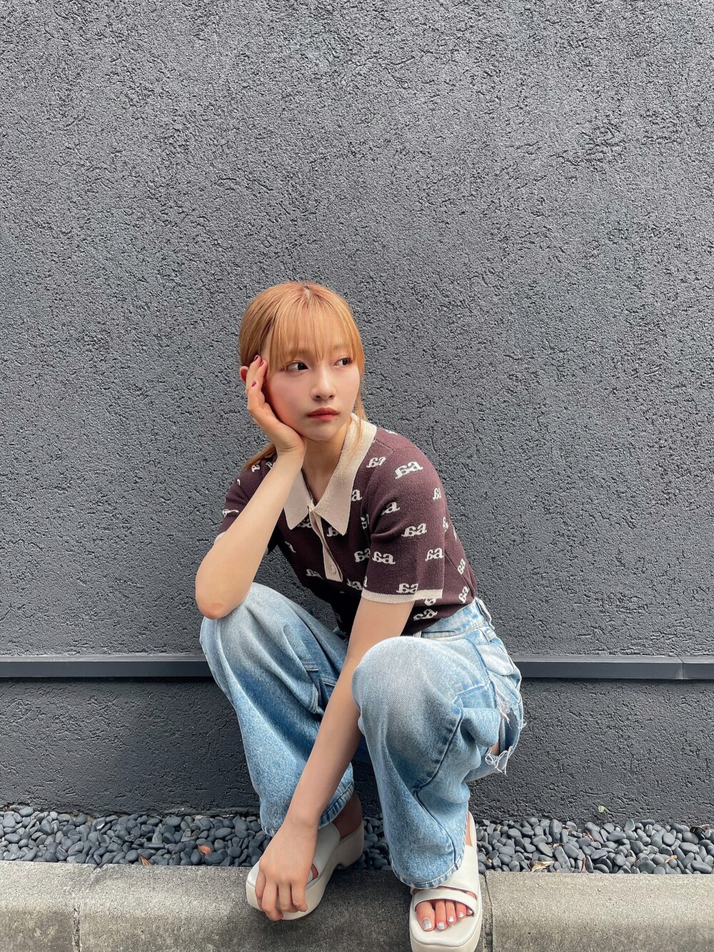 ブラウン系のニット/セーター、ホワイト系のサンダルを着用したレディースの秋コーディネートの2枚目の写真