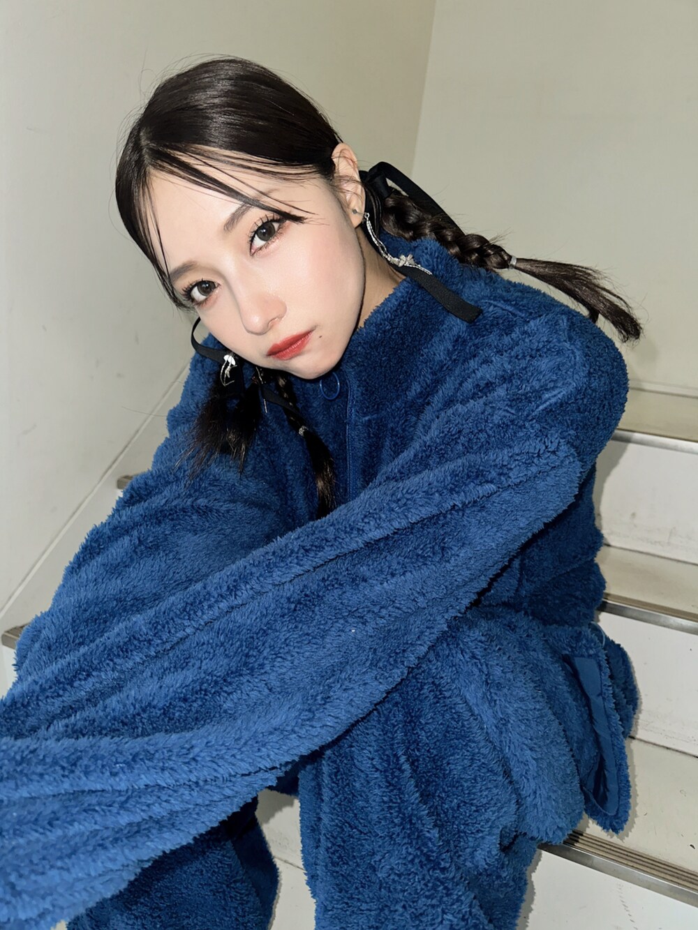 ブルー系のその他トップスを着用したレディースの冬コーディネートの3枚目の写真