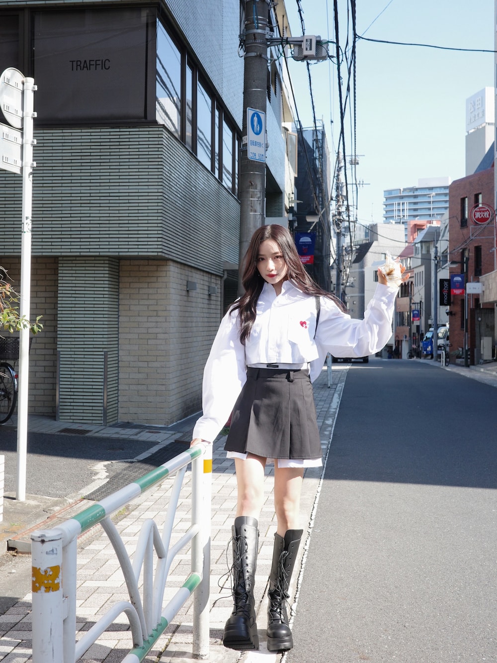 ホワイト系のシャツ/ブラウス、グレー系のスカートを着用したレディースの夏コーディネートの4枚目の写真