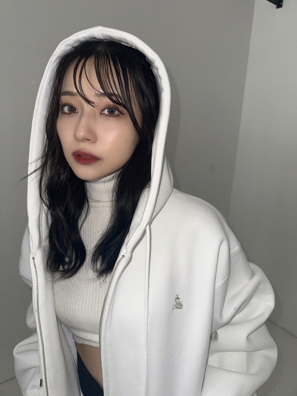 ホワイト系のパーカーを着用したレディースの秋コーディネートの2枚目の写真