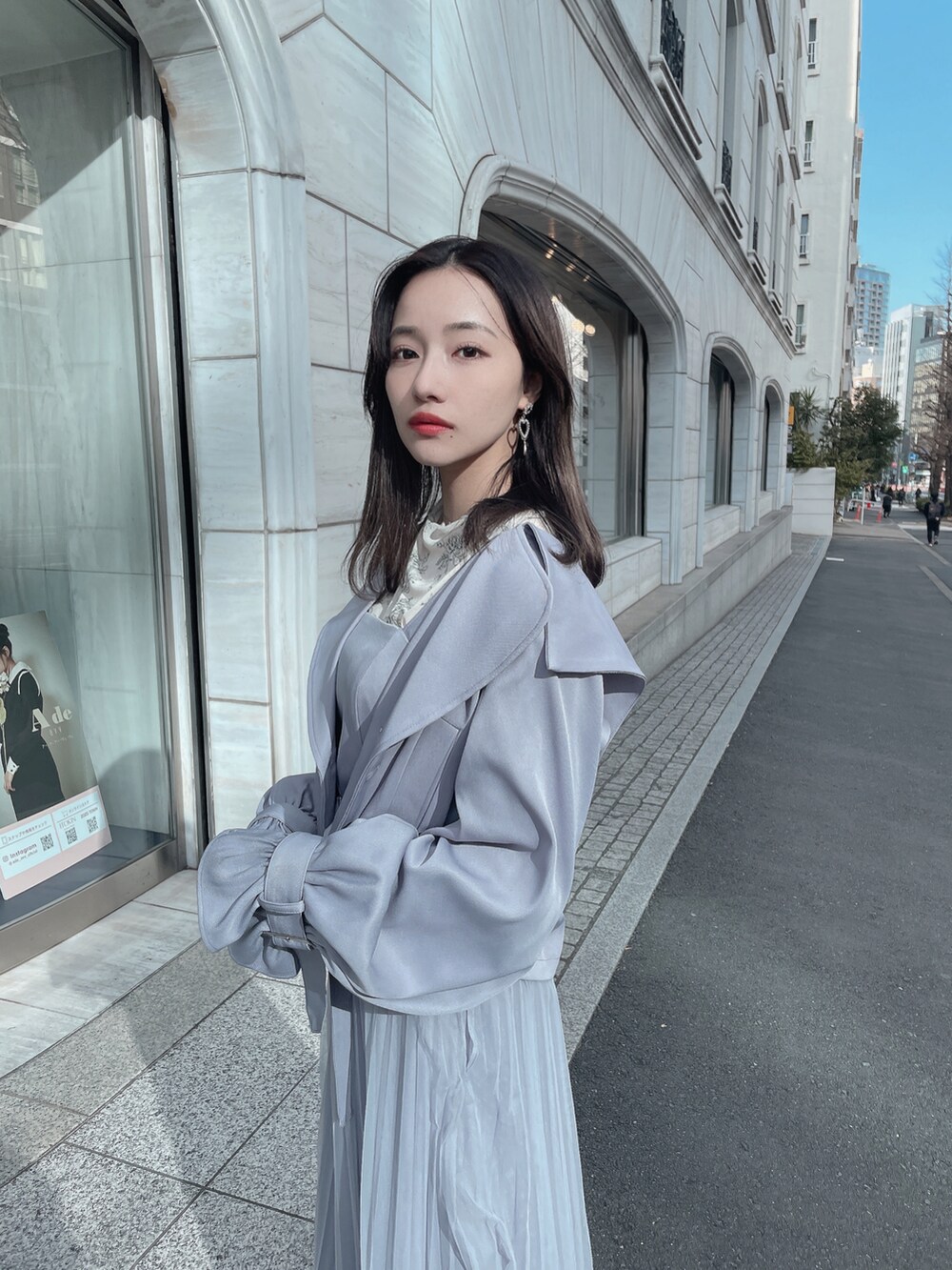 グレー系のトレンチコート、グレー系のワンピースを着用したレディースの夏コーディネートの2枚目の写真