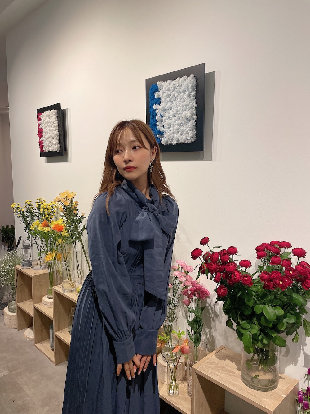 ブルー系のワンピースを着用したレディースの冬コーディネートの2枚目の写真