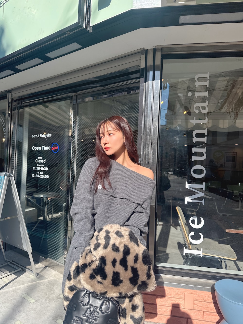 グレー系のワンピース、その他のその他アウター、ブラック系のショルダーバッグを着用したレディースの春コーディネートの2枚目の写真