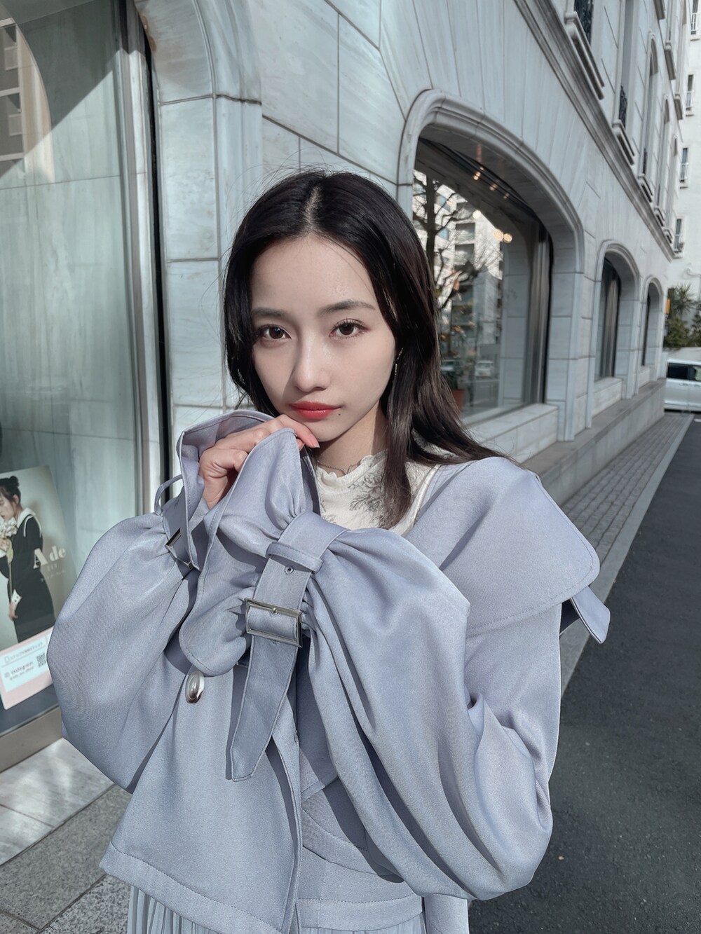 グレー系のトレンチコート、グレー系のワンピースを着用したレディースの夏コーディネートの4枚目の写真