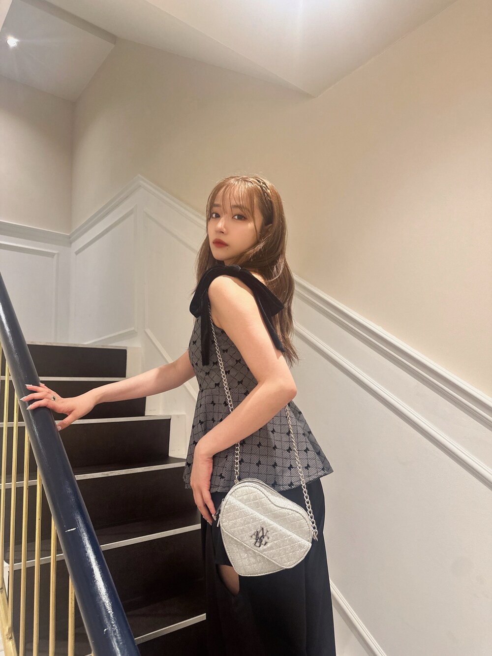 ブラック系のその他トップス、ブラック系のその他パンツを着用したレディースの夏コーディネートの3枚目の写真