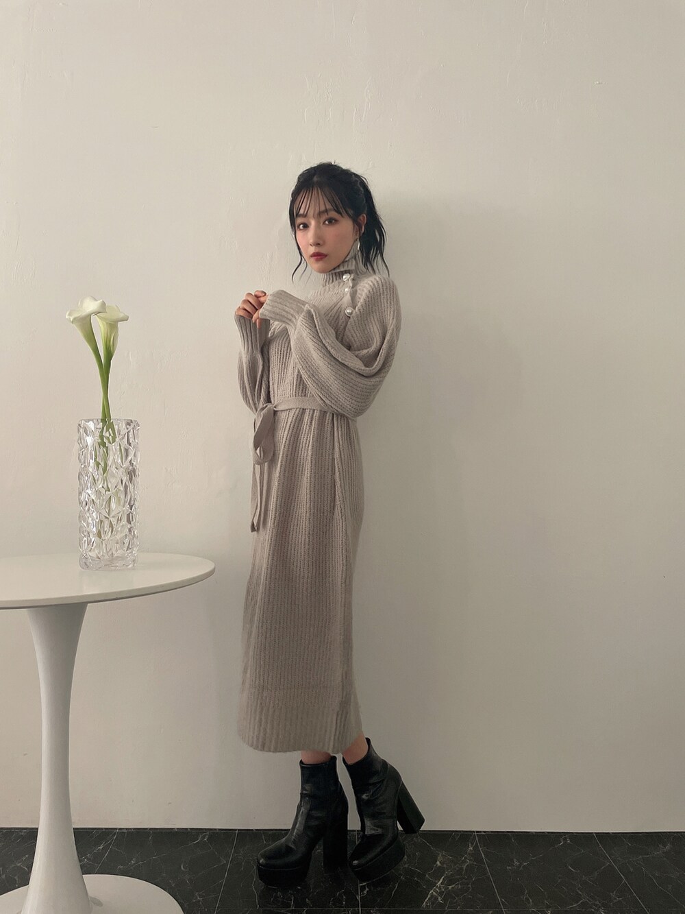 グレー系のワンピースを着用したレディースの冬コーディネートの2枚目の写真
