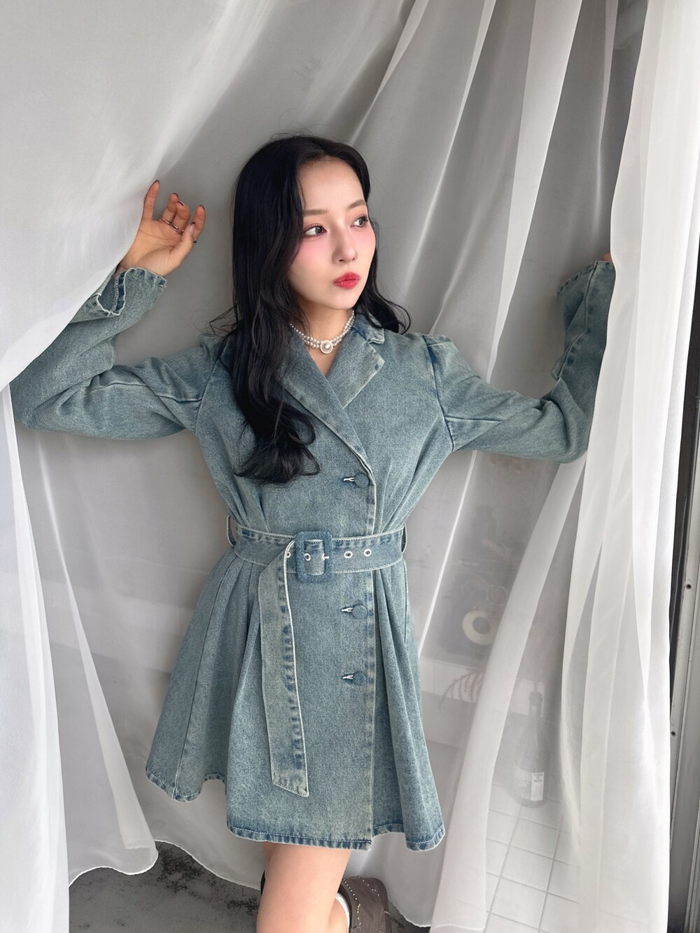 ブルー系のワンピースを着用したレディースの春コーディネートの4枚目の写真